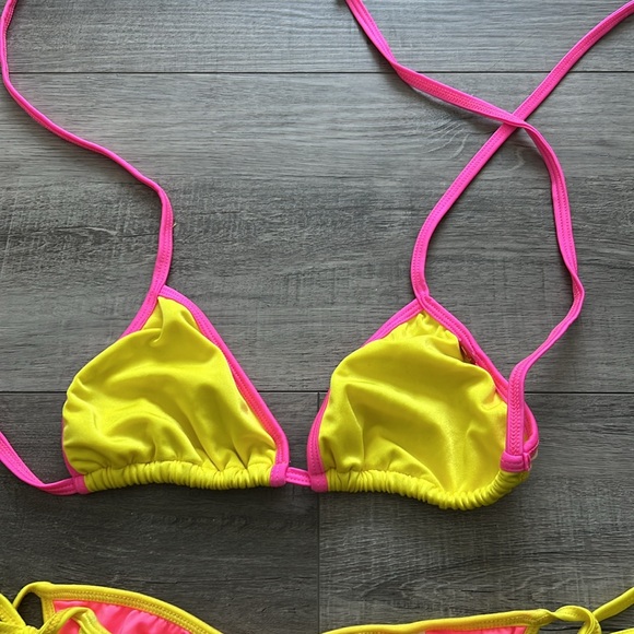 Bikinis - Picture 3 of 8